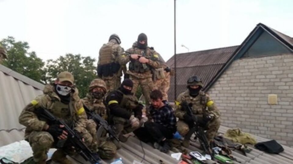 На фото "Лис" – лидер группы и изъятое оружие