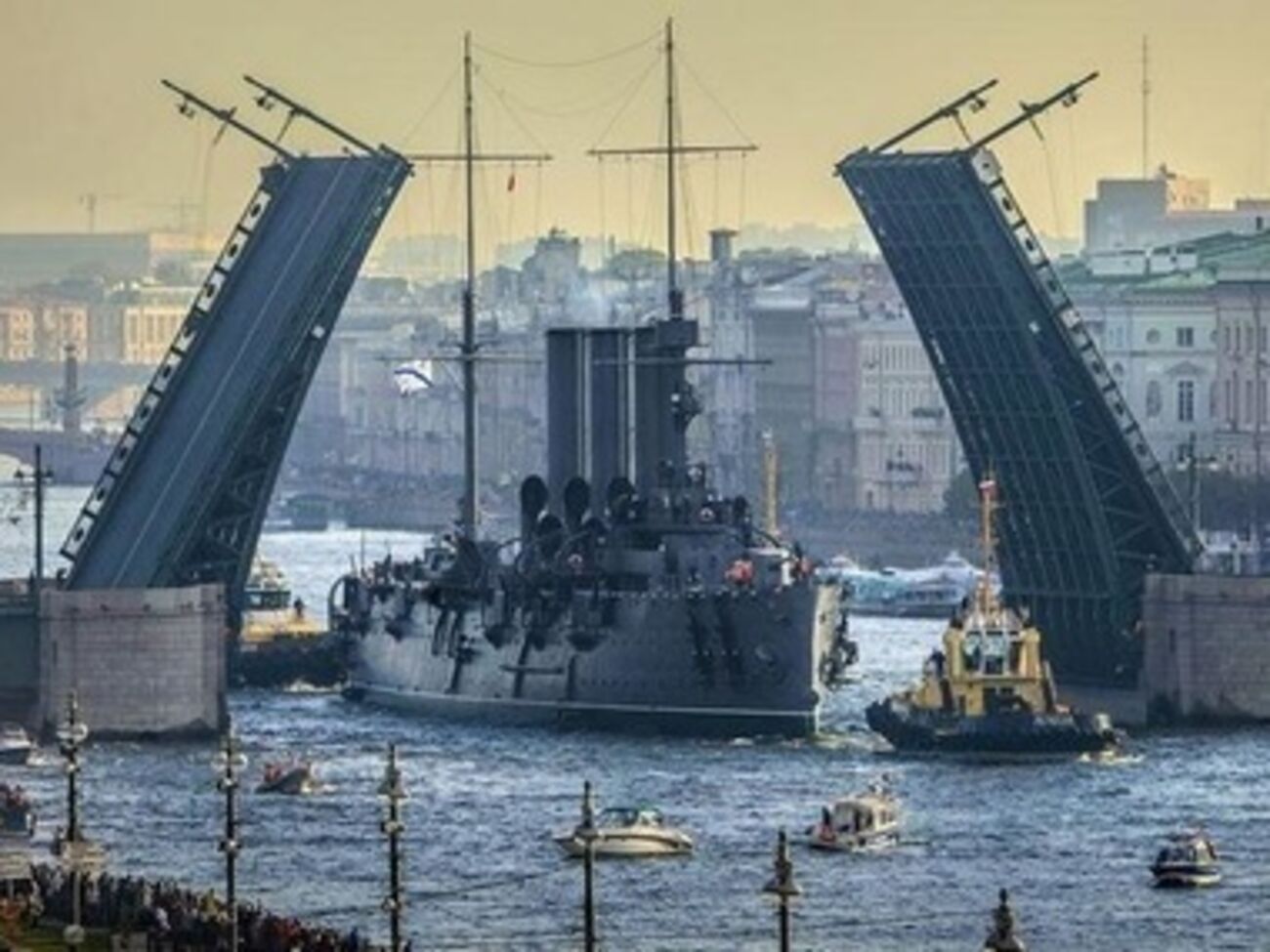 Для "Авроры" открыли раздвижные мосты в Санкт-Петербурге