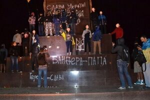 Памятник Ленину в Харькове теперь раскрашен патриоическими граффити