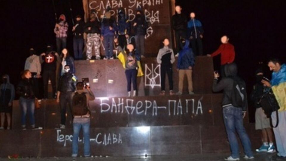 Памятник Ленину в Харькове теперь раскрашен патриоическими граффити