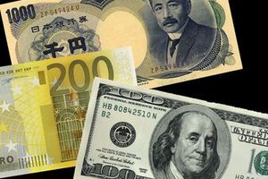 Из-за ажиотажа на наличном валютном рынке НБУ уменьшил лимит валюты, которую можно купить