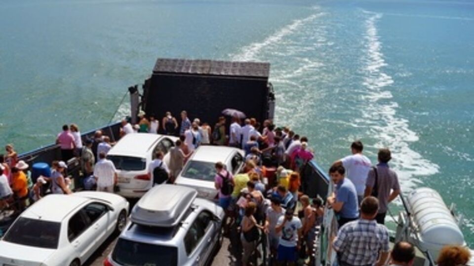 На переправе сохраняется очередь