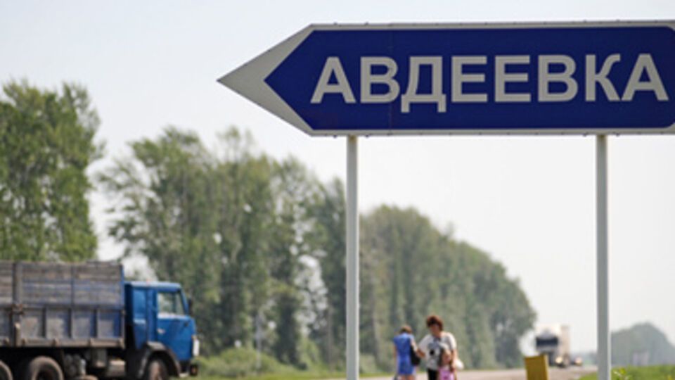 Местные жители также видели БТР с украинскими военными, один из которых был ранен