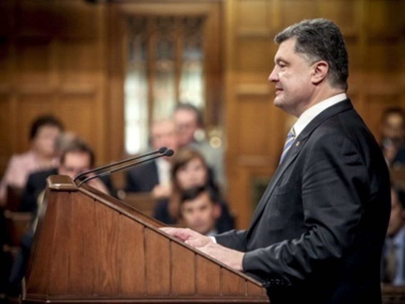 Петр Порошенко подписал закон, позволяющий госчиновникам собирать пожертвования для нужд армии