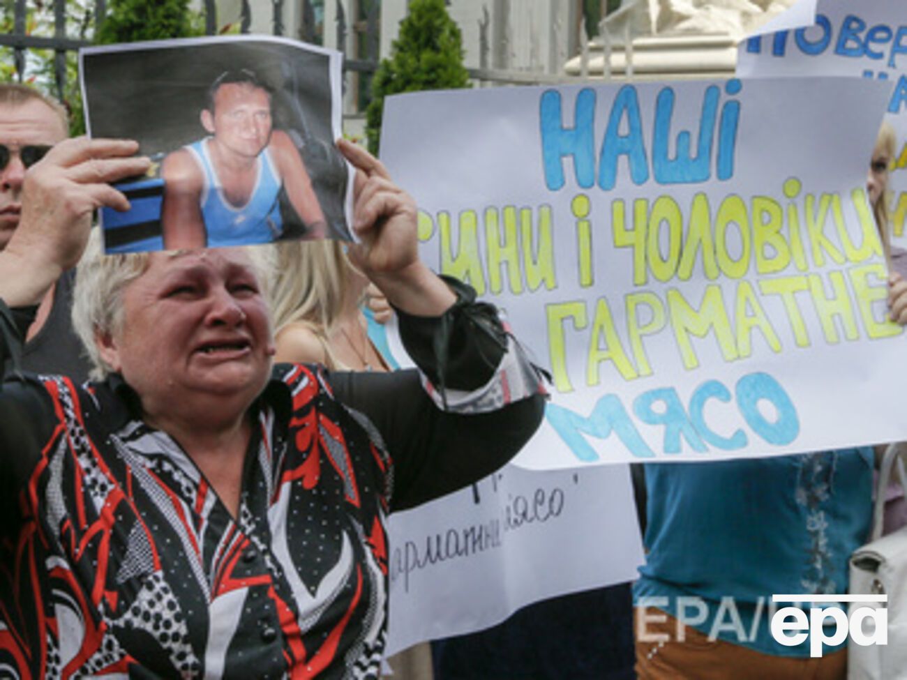 Женщина требует освободить ее сына из плена террористов во время митинга в Киеве 16 июля