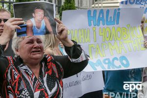 Женщина требует освободить ее сына из плена террористов во время митинга в Киеве 16 июля