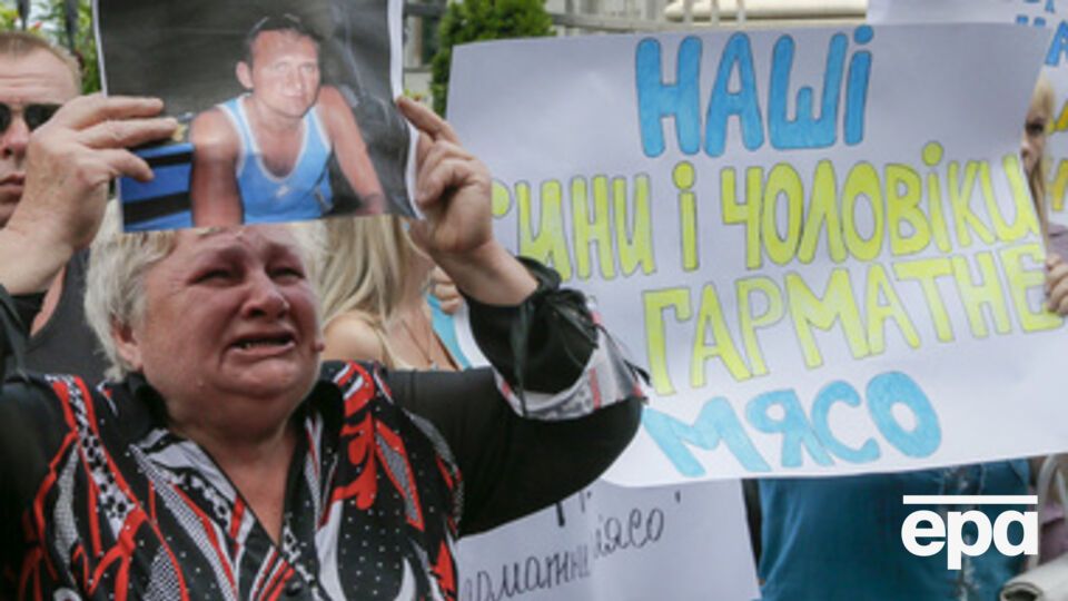 Женщина требует освободить ее сына из плена террористов во время митинга в Киеве 16 июля