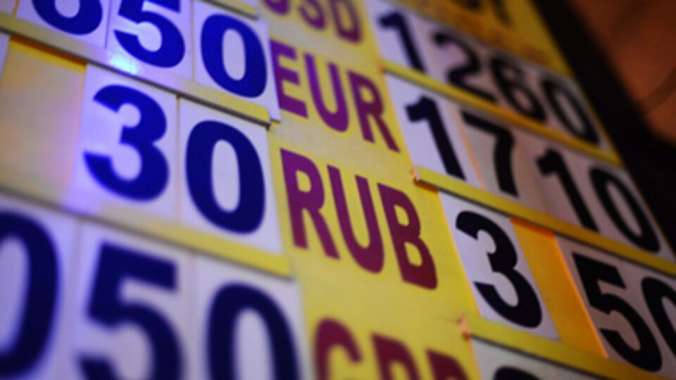 Сегодня покупка доллара в банках Киева и Киевской области составляла 13,3 грн, продажа --- 13,5