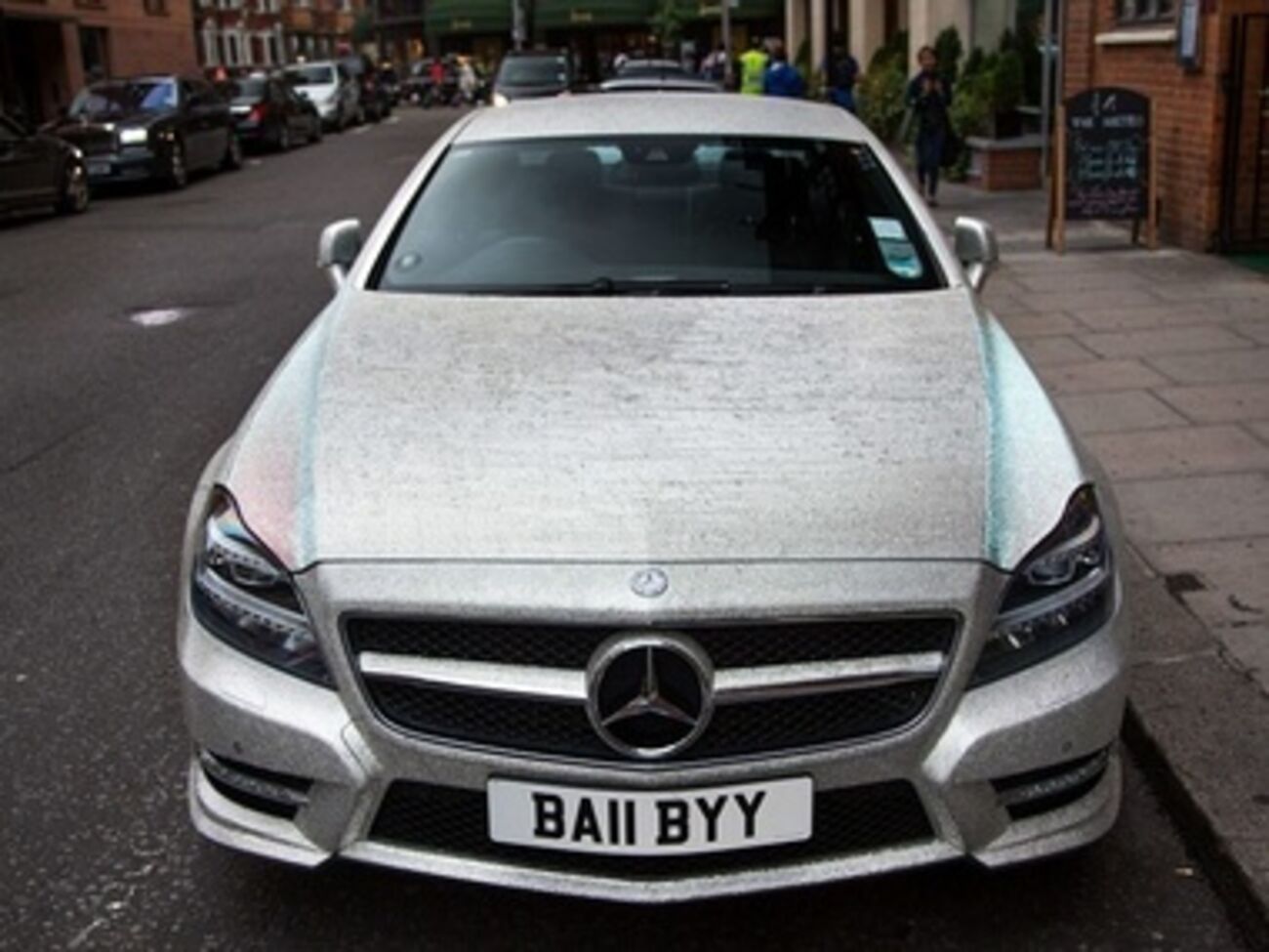 Красиво жить не запретишь. Автомобиль в камнях Swarovski