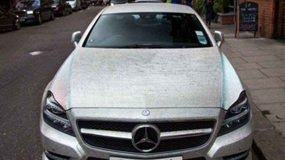 Красиво жить не запретишь. Автомобиль в камнях Swarovski