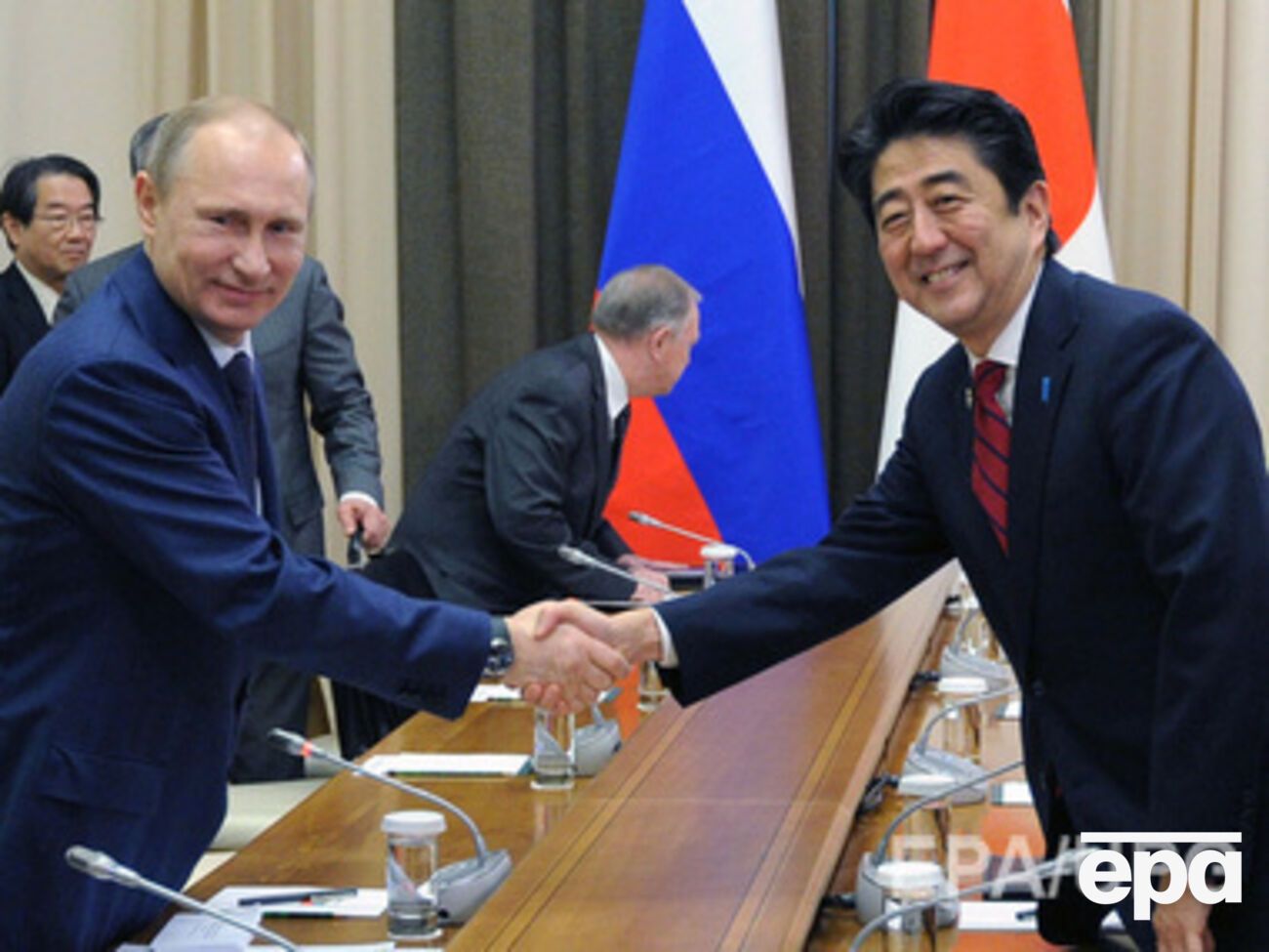 Президент РФ Владимир Путин и премьер-министр Японии&nbsp;Синдзо Абэ на встрече в Сочи
