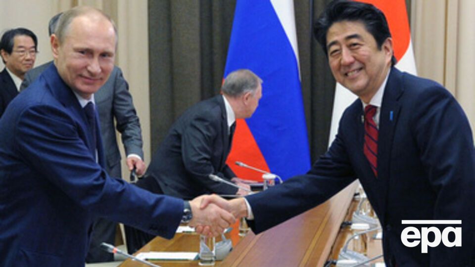 Президент РФ Владимир Путин и премьер-министр Японии Синдзо Абэ на встрече в Сочи