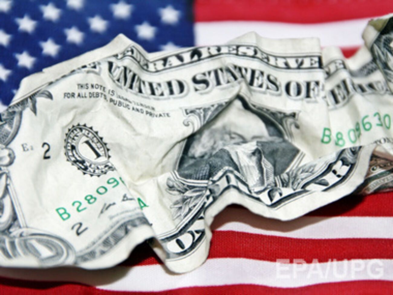 Доллар опустили к установленному правительством уровню