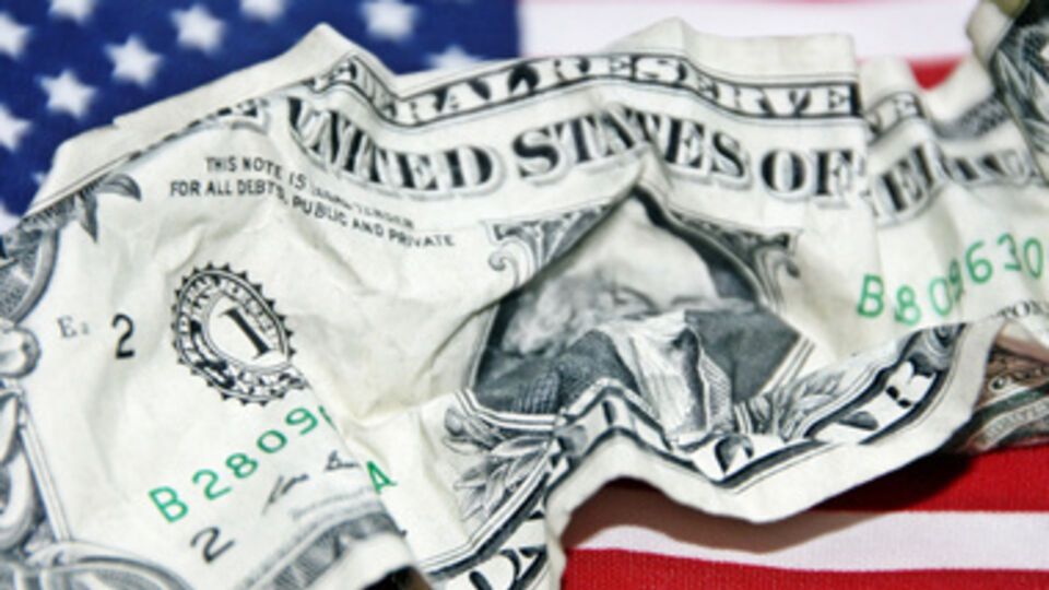 Доллар опустили к установленному правительством уровню