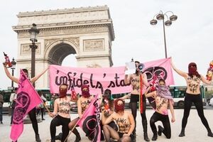 Femen устроили акцию за мир в центре Парижа