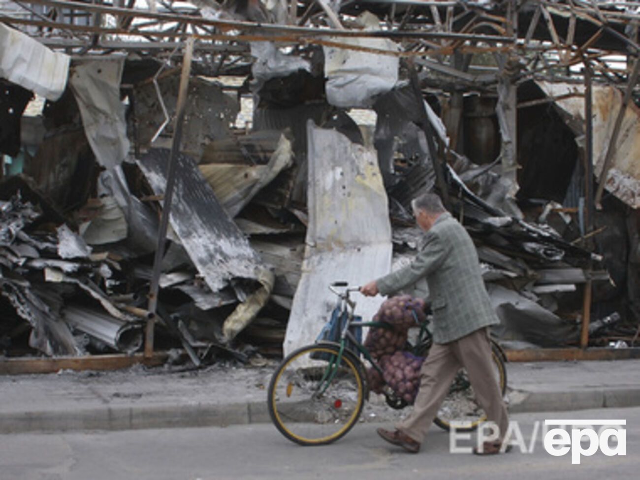 Из-за поваленных деревьев в Донецке остановлено движение троллейбусов и трамваев