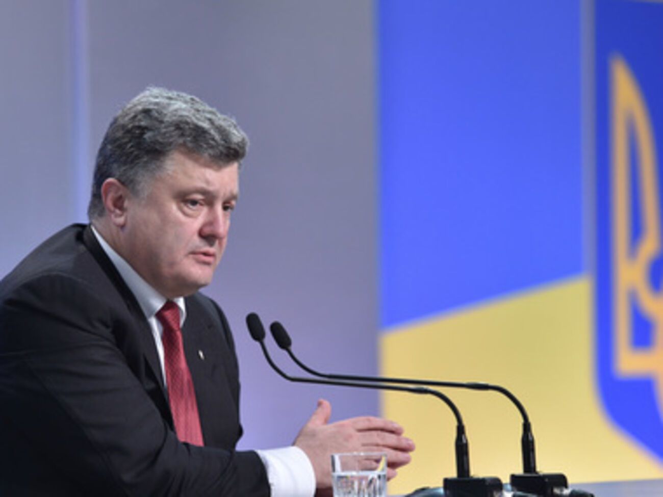 Военное положение оставило бы Украину один на один с Россией, заявил Порошенко