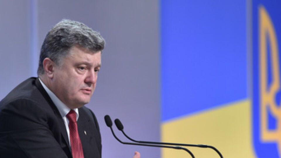 Военное положение оставило бы Украину один на один с Россией, заявил Порошенко