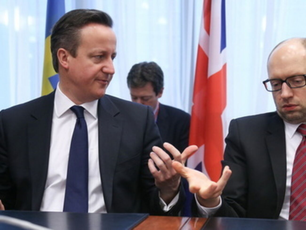 Яценюк и Кэмерон обсудили прекращение российской агрессии всеми возможными средствами