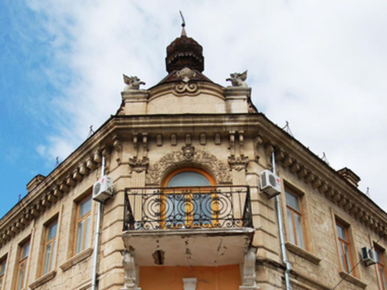 Если представители Меджлиса не покинут здание, судебные приставы обещают сделать это в принудительном порядке