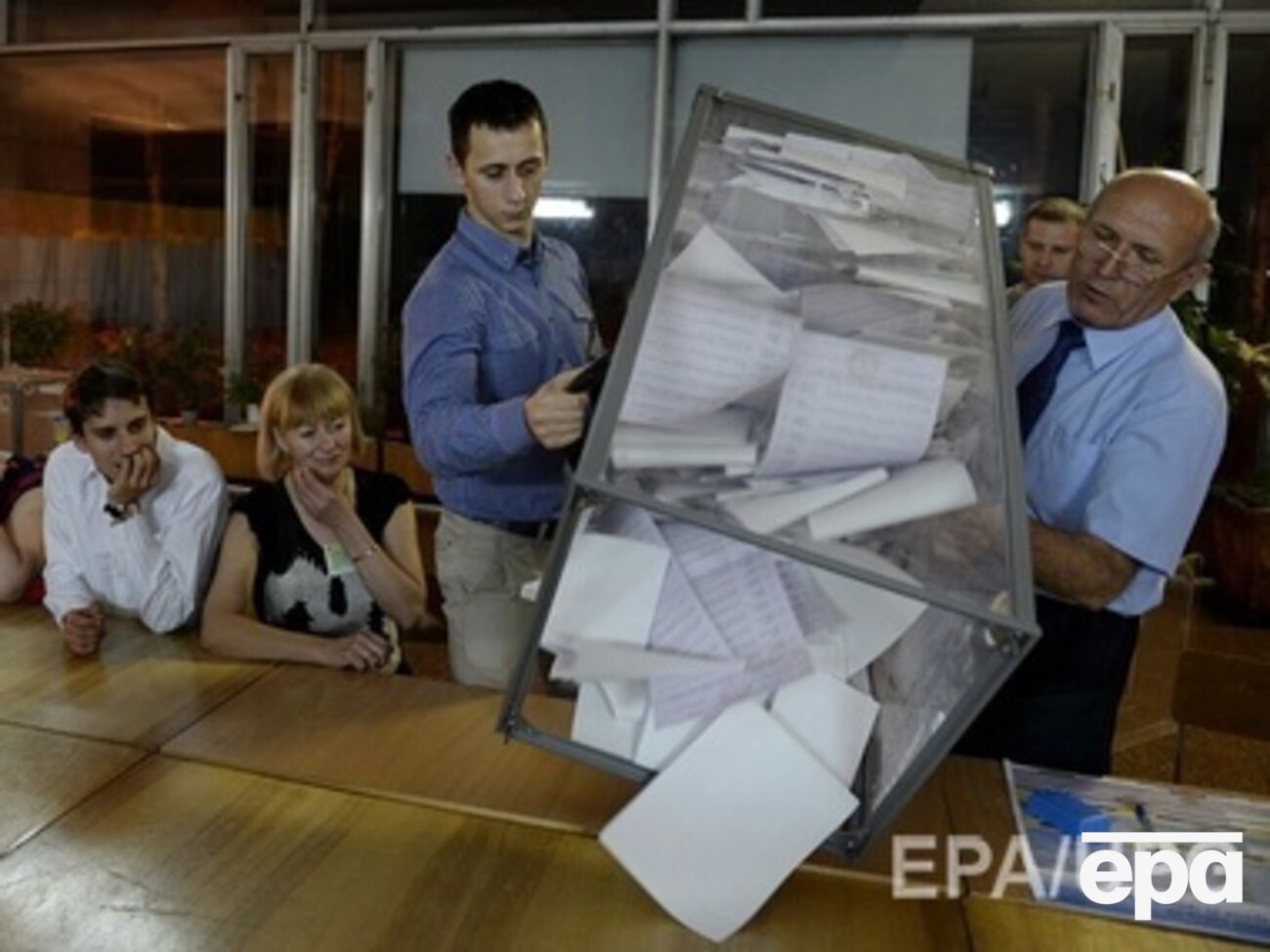 По данным "Демократических инициатив", в новую Раду проходят три партии