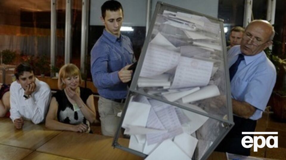 По данным "Демократических инициатив", в новую Раду проходят три партии