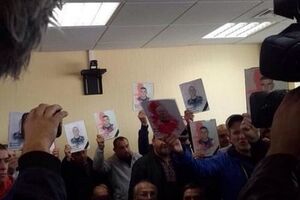 Экс-беркутовцы подняли над головами фотографии своих погибших сослуживцев