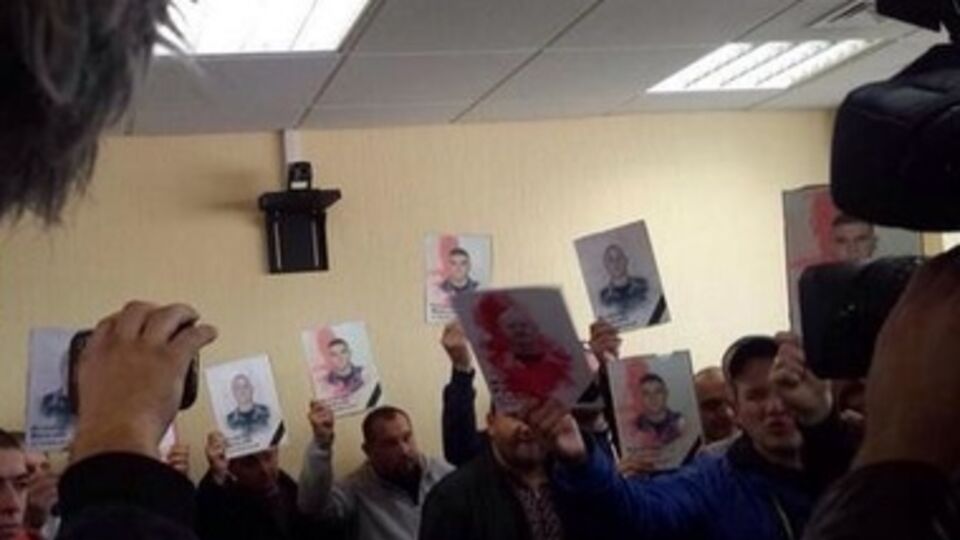 Экс-беркутовцы подняли над головами фотографии своих погибших сослуживцев