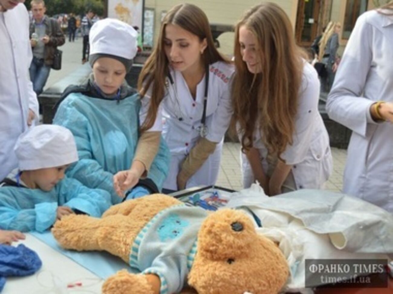 Будущие медики учили детей ставить капельницы, делать уколы и даже операции на мягких игрушках