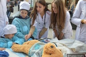 Будущие медики учили детей ставить капельницы, делать уколы и даже операции на мягких игрушках