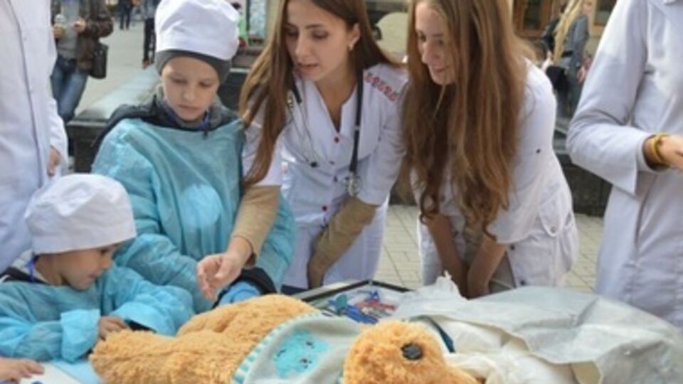 Будущие медики учили детей ставить капельницы, делать уколы и даже операции на мягких игрушках