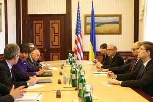 Арсений Яценюк на встрече с Пенни Притцкер: Непросто приглашать инвесторов в страну, в которой находятся российские танки