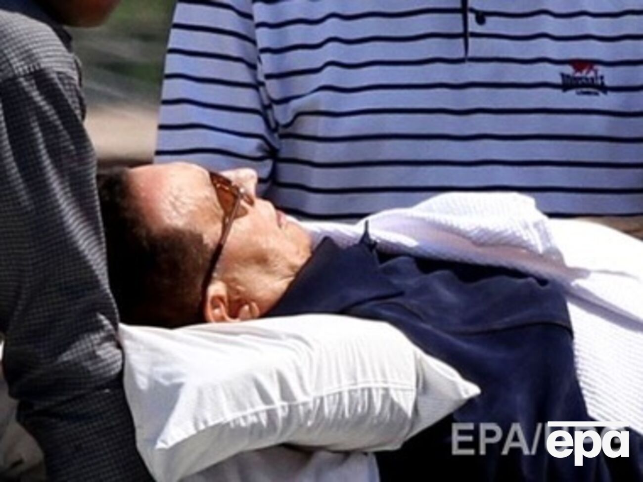 Мубарака возят в суд на носилках