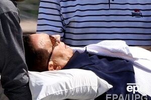 Мубарака возят в суд на носилках