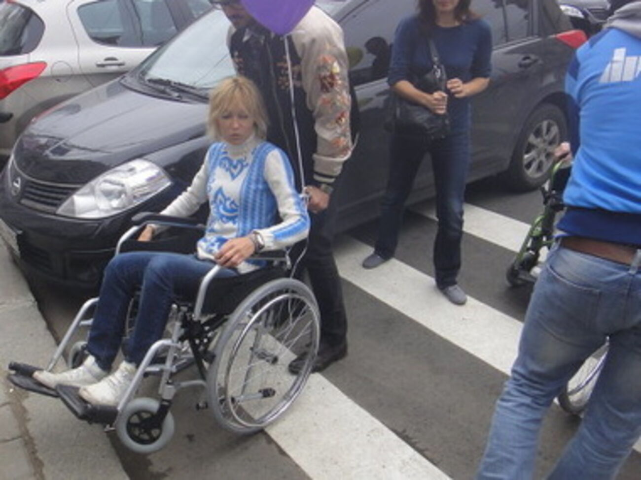 В Киеве инвалиды-колясочники вышли против войны