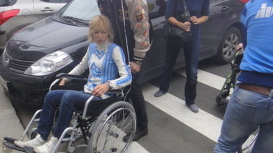 В Киеве инвалиды-колясочники вышли против войны