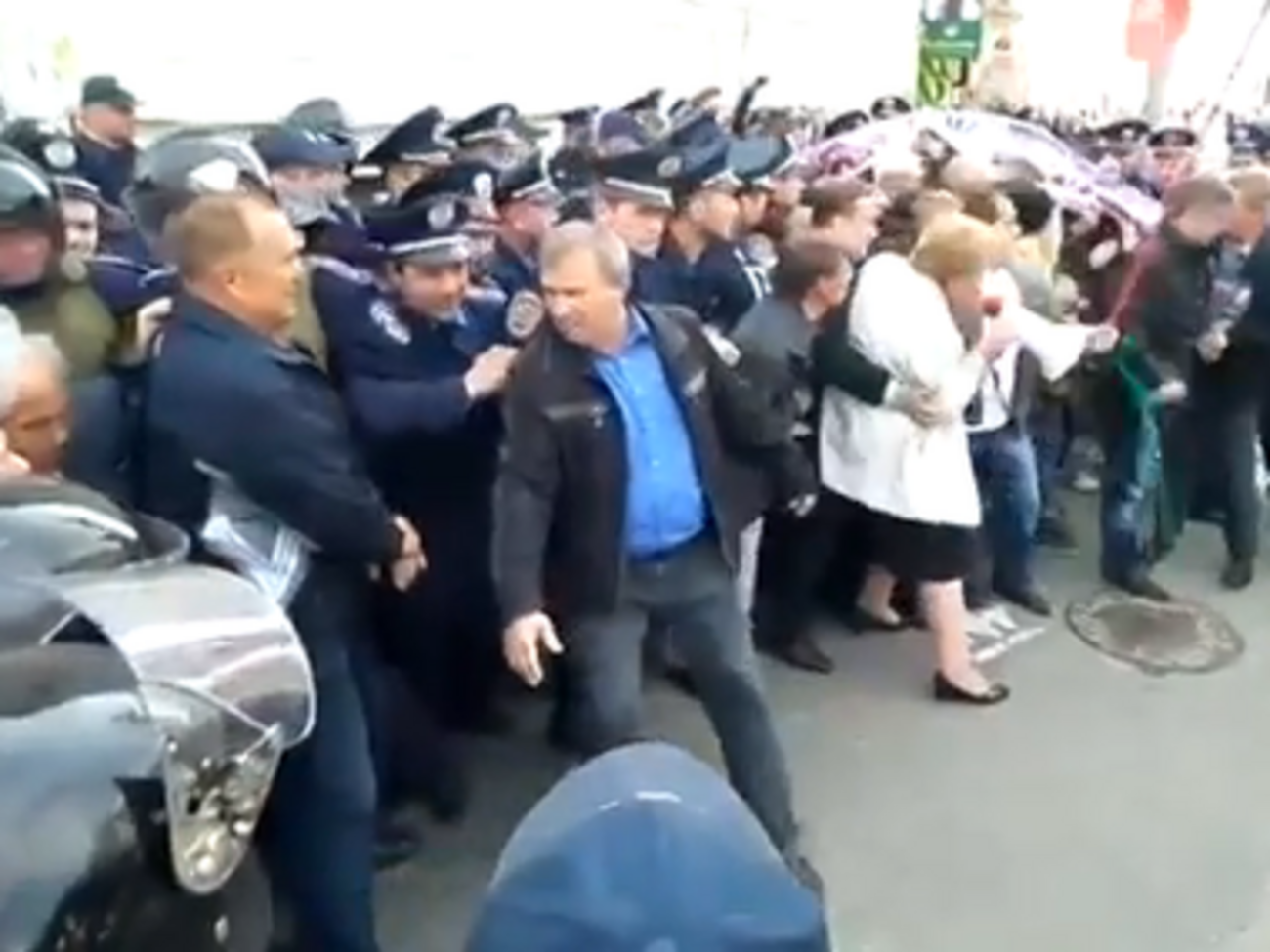 Шествие, которое планировали провести от фонтана "Зеркальная струя" к памятнику Ленину на площади Свободы, не состоялось