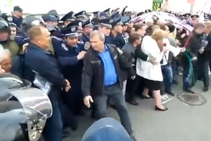 Шествие, которое планировали провести от фонтана "Зеркальная струя" к памятнику Ленину на площади Свободы, не состоялось