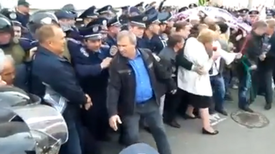 Шествие, которое планировали провести от фонтана "Зеркальная струя" к памятнику Ленину на площади Свободы, не состоялось