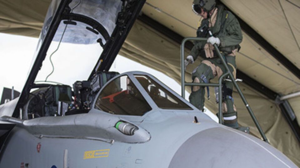 Пилот самолета "Торнадо" перед вылетом 27 сентября