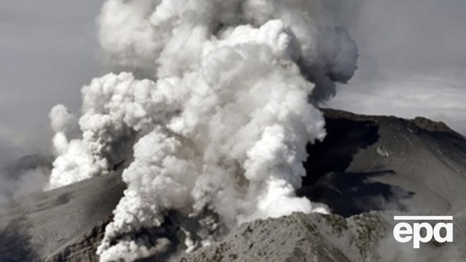 Около 250 человек остаются заблокированными у подножия горы