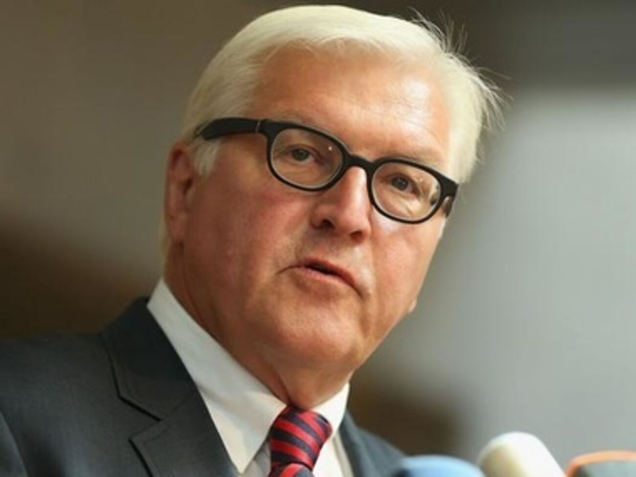 Штайнмайер призвал воспрепятствовать опасным действиям России