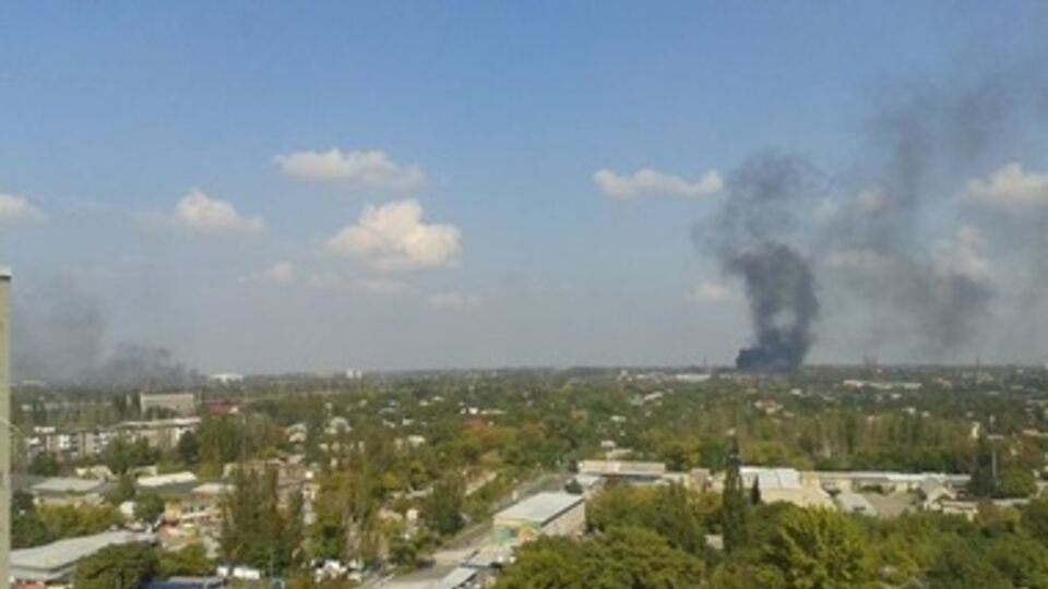 Жители Донецка сообщают о двух столбах дыма в районе аэропорта