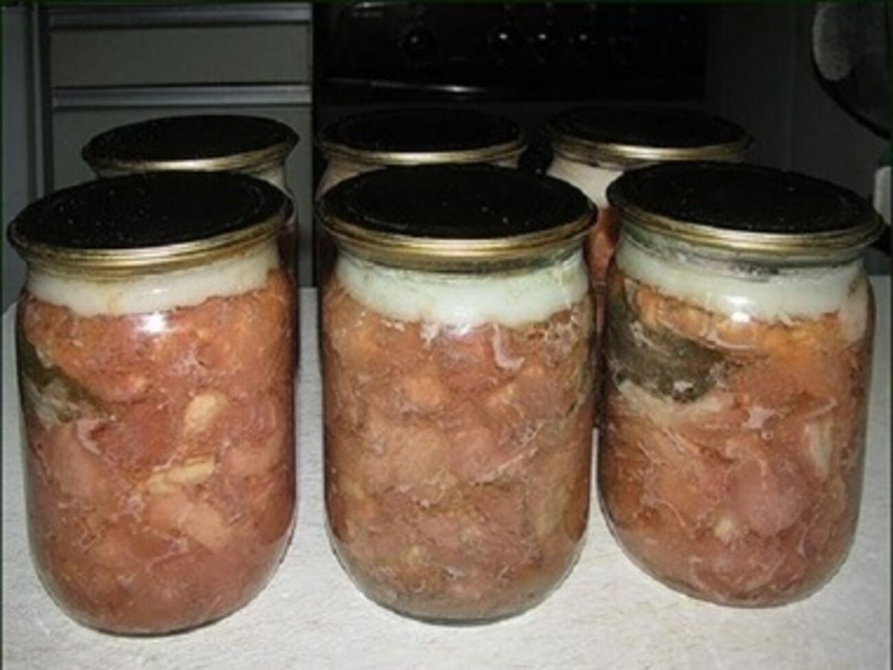 В день выдают одну банку тушенки на двух работников