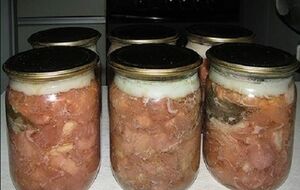 В день выдают одну банку тушенки на двух работников