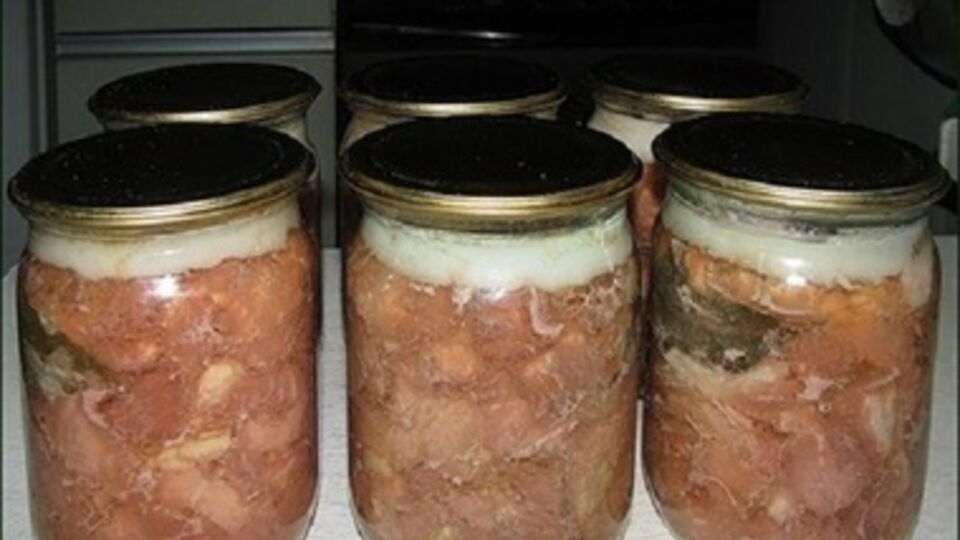 В день выдают одну банку тушенки на двух работников