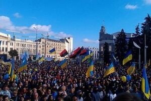Харьковчане прошли маршем к площади Конституции