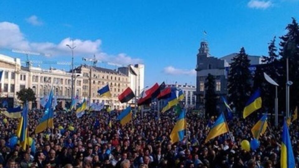 Харьковчане прошли маршем к площади Конституции