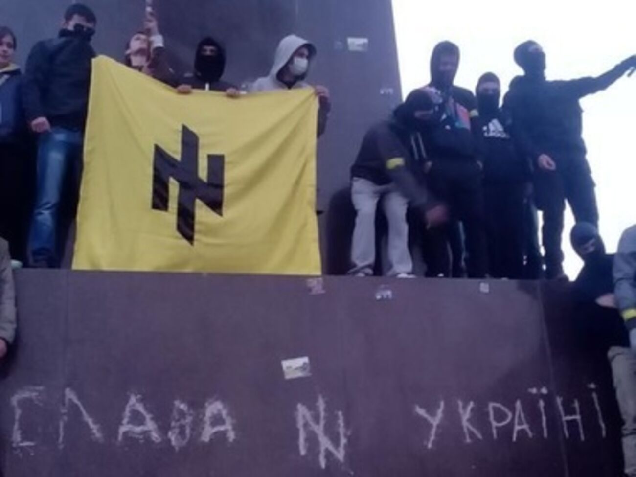 Участники вече выбили перфоратором на гранитном постаменте слова "Слава Україні!"