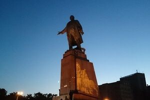 Митингующие собрали деньги на восьмиметровую лестницу и забрались на постамент